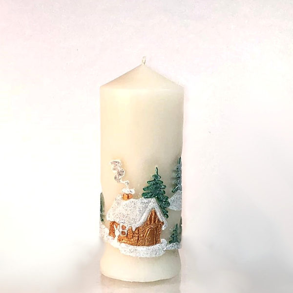 свеча новогодняя заснеженный домик в лесу