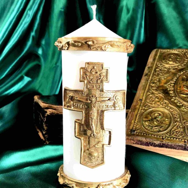 свеча с большим православным крестом